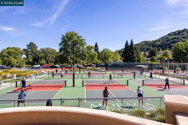 1712 Saint Andrews Dr, Moraga, CA 94556