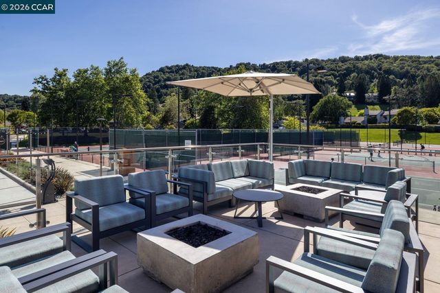 1712 Saint Andrews Dr, Moraga, CA 94556