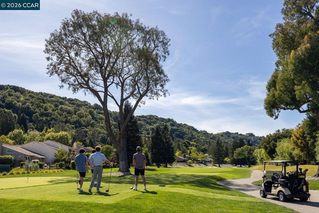 1712 Saint Andrews Dr, Moraga, CA 94556