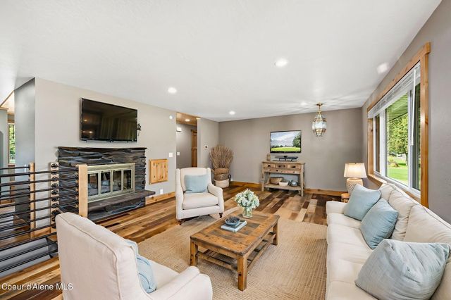 307 Woodland Dr, Pinehurst, ID 83850