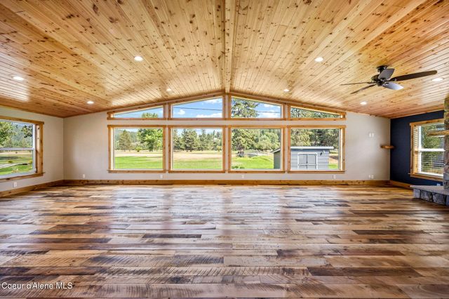 307 Woodland Dr, Pinehurst, ID 83850