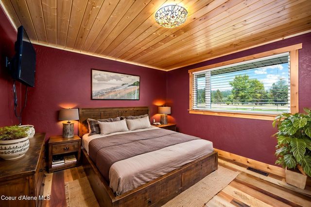 307 Woodland Dr, Pinehurst, ID 83850