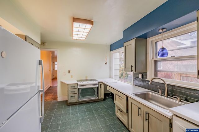 1030 21st St NE, Salem, OR 97301