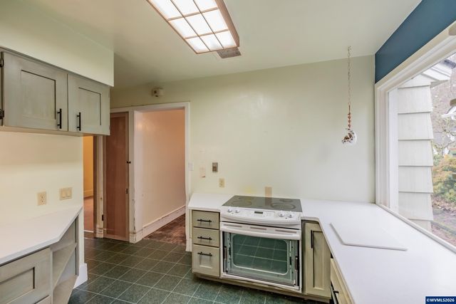 1030 21st St NE, Salem, OR 97301