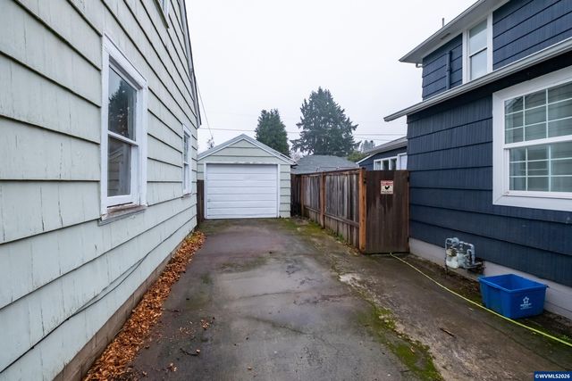 1030 21st St NE, Salem, OR 97301