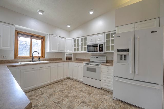 1413 Golden Valley Lane, Minot, ND 58703