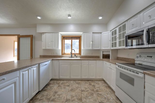 1413 Golden Valley Lane, Minot, ND 58703