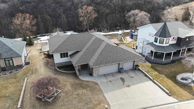 1413 Golden Valley Lane, Minot, ND 58703