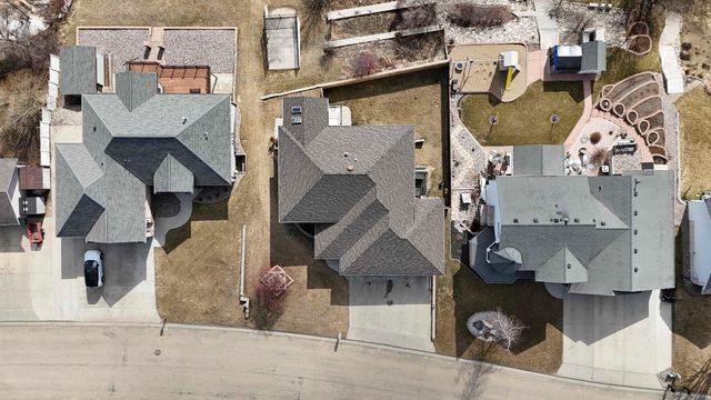 1413 Golden Valley Lane, Minot, ND 58703