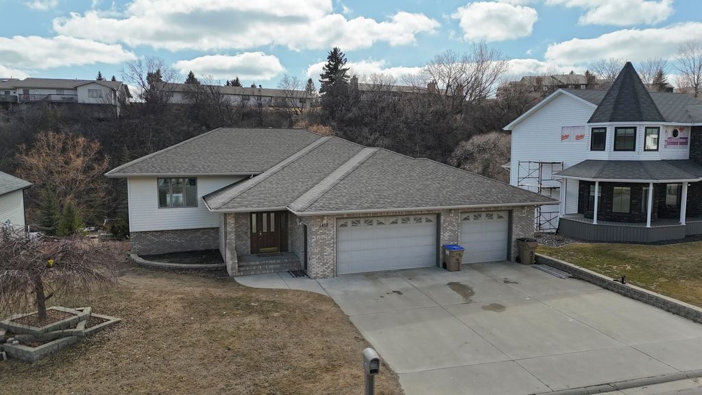 1413 Golden Valley Lane, Minot, ND 58703