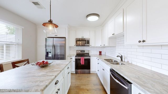 10803 Corbin Ct, Louisville, KY 40229