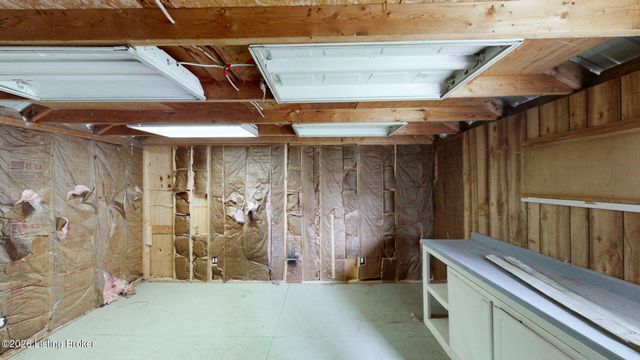 10803 Corbin Ct, Louisville, KY 40229