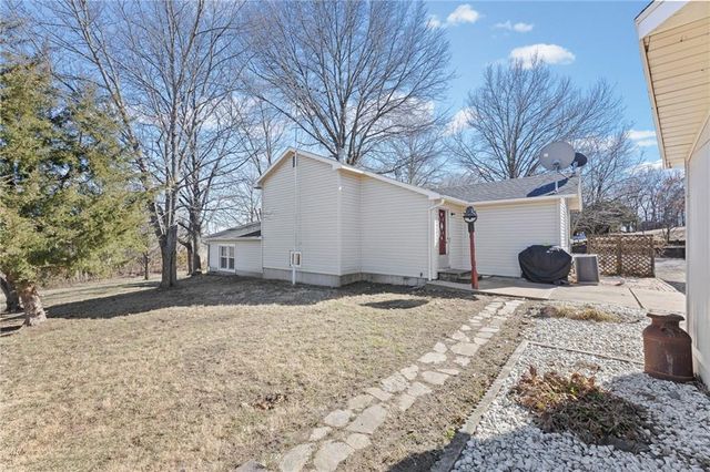 29870 Lookout Road, Paola, KS 66071