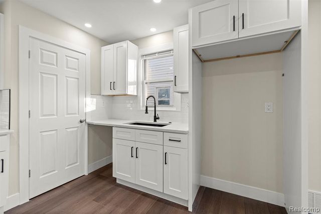 8900 Asbury Park, Detroit, MI 48228