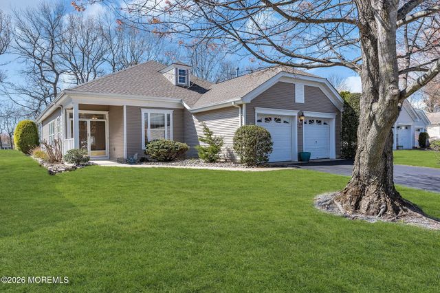 27 Greenfields Drive, Lakewood, NJ 08701