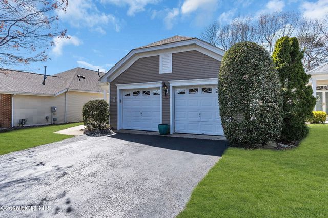 27 Greenfields Drive, Lakewood, NJ 08701