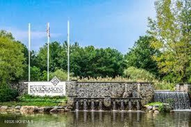 27 Greenfields Drive, Lakewood, NJ 08701