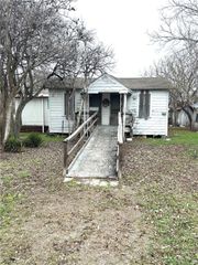 605 S Rachal St, Sinton, TX 78387