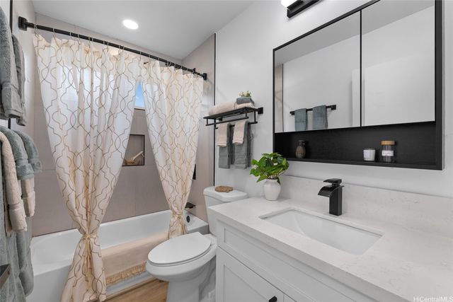 3175 Poelua Place, Honolulu, HI 96822