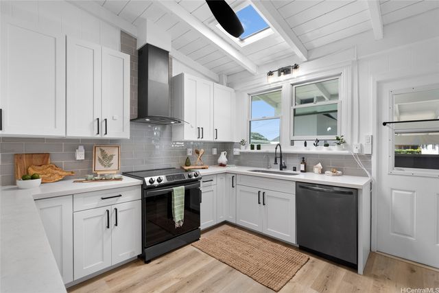 3175 Poelua Place, Honolulu, HI 96822