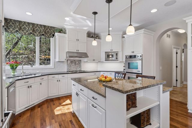 1750 Lucy Ridge Court, Chanhassen, MN 55317
