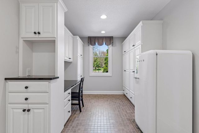 1750 Lucy Ridge Court, Chanhassen, MN 55317