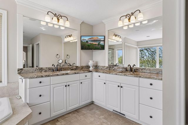 1750 Lucy Ridge Court, Chanhassen, MN 55317