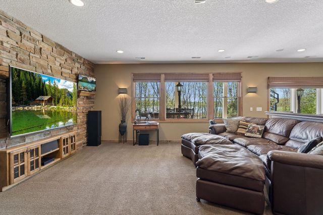 1750 Lucy Ridge Court, Chanhassen, MN 55317