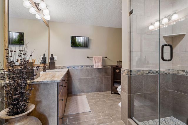 1750 Lucy Ridge Court, Chanhassen, MN 55317