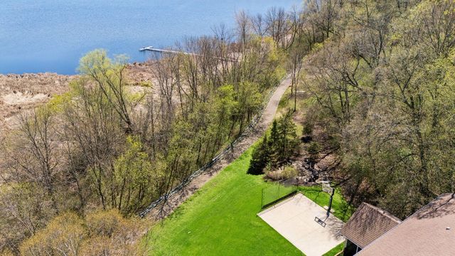 1750 Lucy Ridge Court, Chanhassen, MN 55317