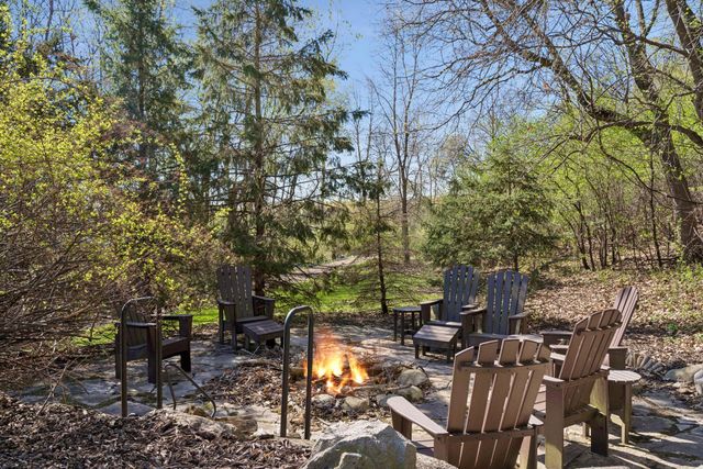 1750 Lucy Ridge Court, Chanhassen, MN 55317