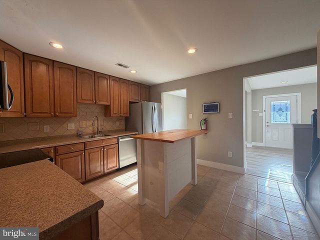 9 IRONGATE DR, Voorhees, NJ 08043