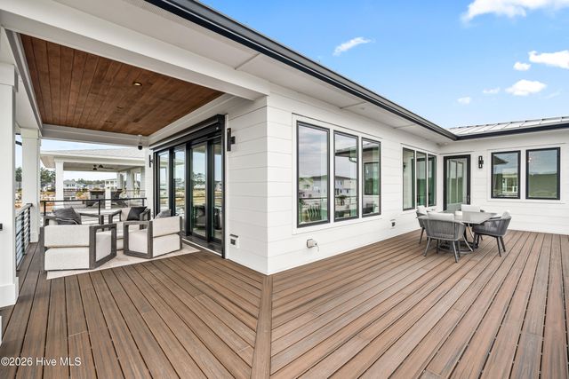 22 Watchpost Place, Hampstead, NC 28443