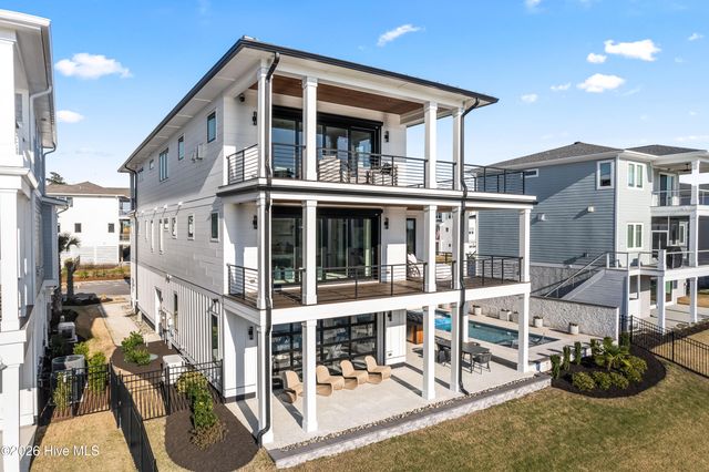 22 Watchpost Place, Hampstead, NC 28443