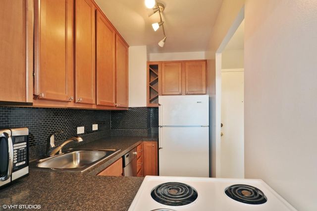 2909 N Sheridan Road 703, Chicago, IL 60657
