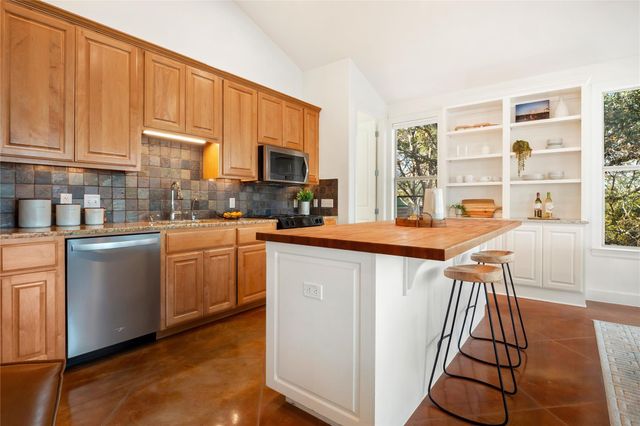 25400 Cove DR, Spicewood, TX 78669