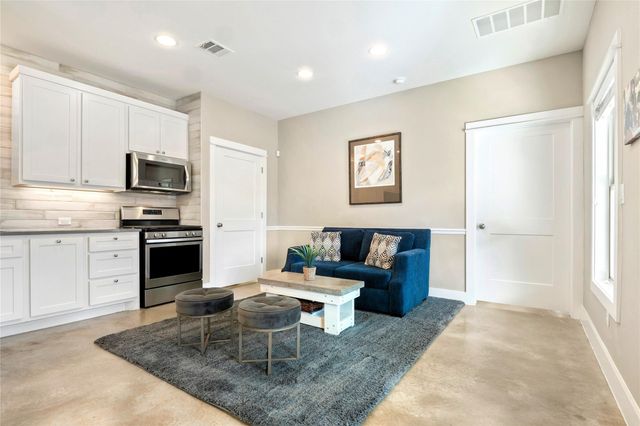 25400 Cove DR, Spicewood, TX 78669