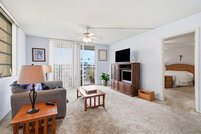 901 Colony Point Circle 523, Pembroke Pines, FL 33026
