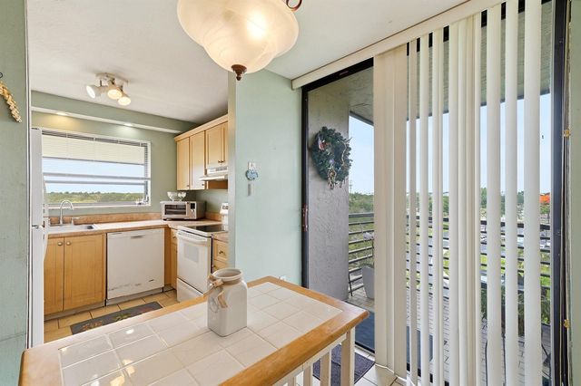 901 Colony Point Circle 523, Pembroke Pines, FL 33026