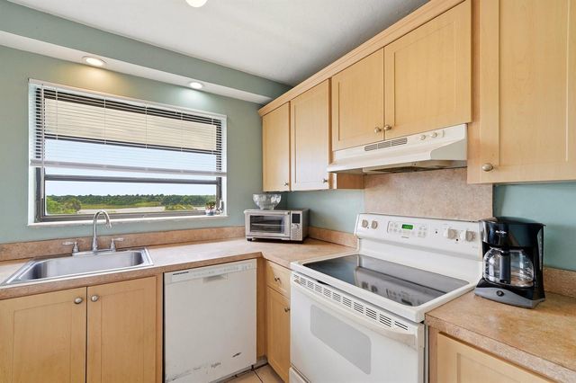 901 Colony Point Circle 523, Pembroke Pines, FL 33026