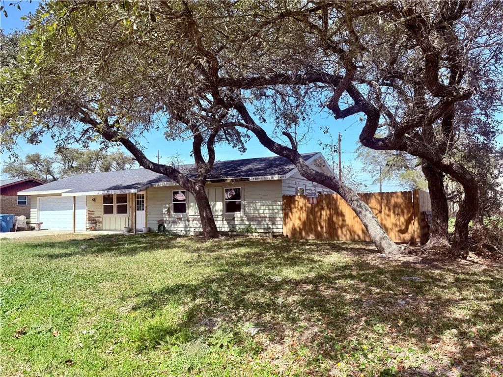 1510 W Terrace Blvd, Rockport, TX 78382