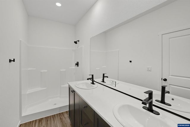 1088 Cardinal St, Woodburn, OR 97071