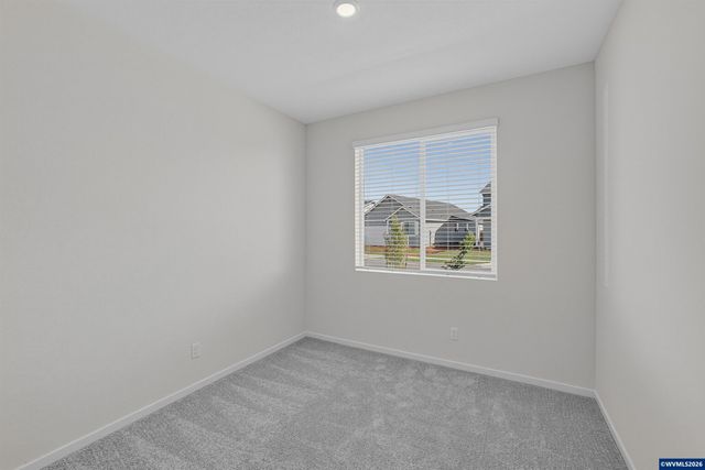 1088 Cardinal St, Woodburn, OR 97071