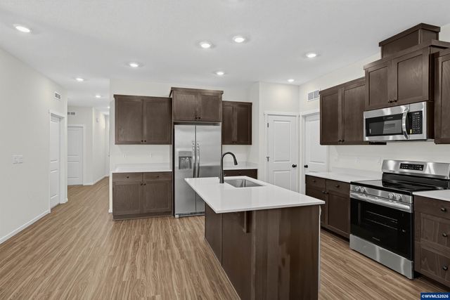 1088 Cardinal St, Woodburn, OR 97071
