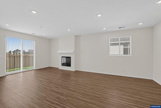 1088 Cardinal St, Woodburn, OR 97071