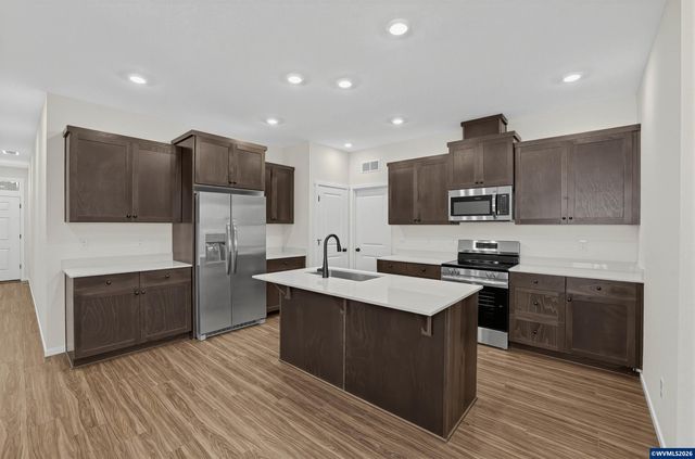 1088 Cardinal St, Woodburn, OR 97071