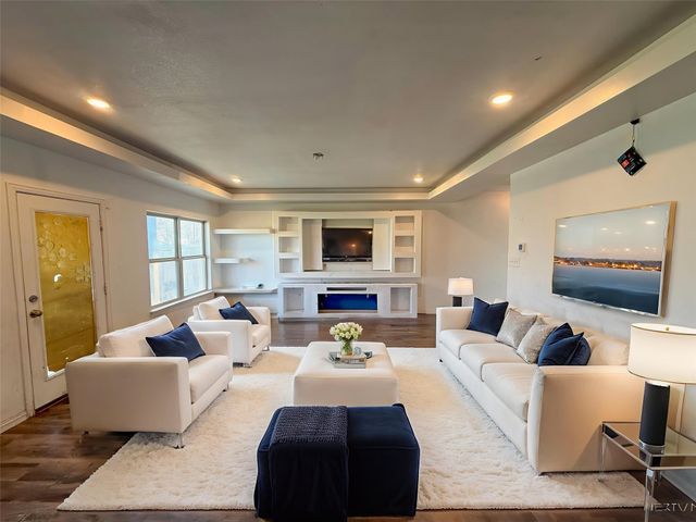 625 E Powell Avenue, Fort Worth, TX 76104