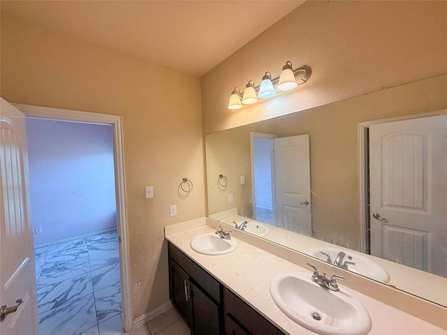 625 E Powell Avenue, Fort Worth, TX 76104