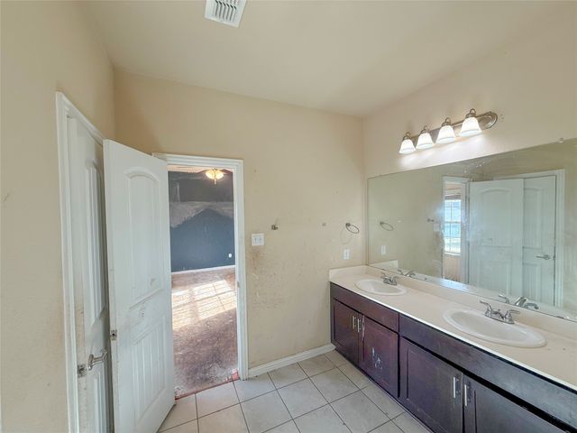 625 E Powell Avenue, Fort Worth, TX 76104