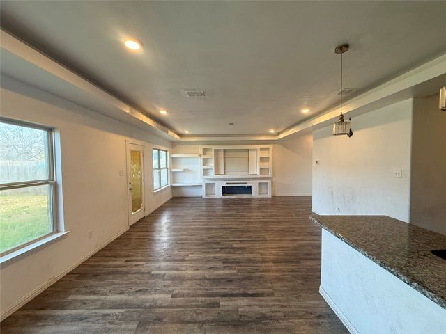 625 E Powell Avenue, Fort Worth, TX 76104